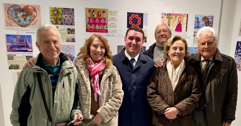 Inaugurata la mostra “16 anni di Scuola con Vita e Solidarietà, 16 anni di Calendari”. L’esposizione nella Sala Mattioli è visitabile fino al 14 dicembre