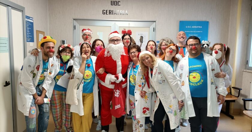 Quando il Natale entra in ospedale: la magia dei Ricoclaun al San Pio di Vasto. Volontari clown, musica e Babbo Natale, quello vero, per portare gioia nelle corsie