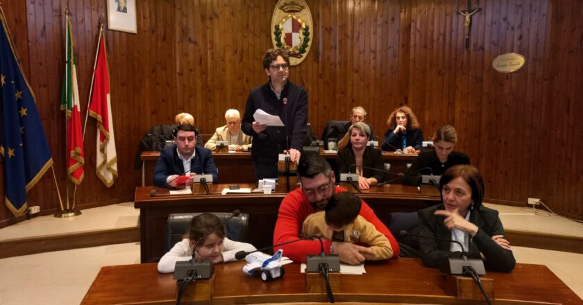 In Comune il tradizionale scambio degli auguri di Natale Il sindaco: «Nel 2026 focus sui cantieri in corso e da completare»