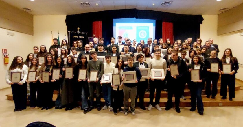 Grande partecipazione alla Cerimonia di premiazione “Concorso Poster per la pace e Premio 100/100” per l’anno scolastico 2024-25 organizzato dal Lions Club Vasto Host