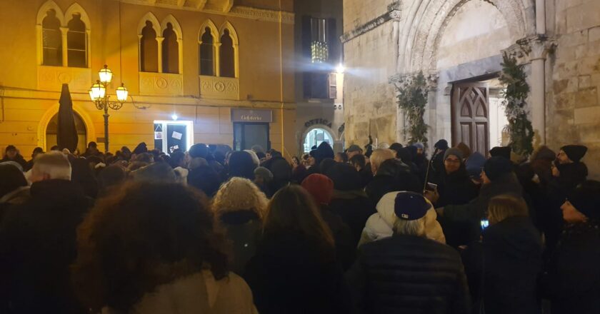 Vasto, nonostante il maltempo in tanti in piazza per la tradizione del canto della Pasquetta