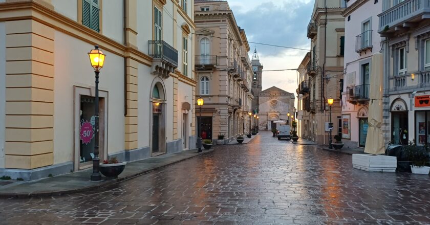 Vetrine vuote e cartelli vendesi. Vasto si interroga sul futuro del suo centro storico
