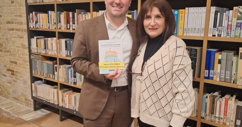 Al Polo Bibliotecario Comunale Domenica Di Pasquale, scrittrice raffinata che con il suo “Un vastesissimo favolando” si è aggiudicata il XIII Premio dell’Editoria Abruzzese per la narrativa bambini