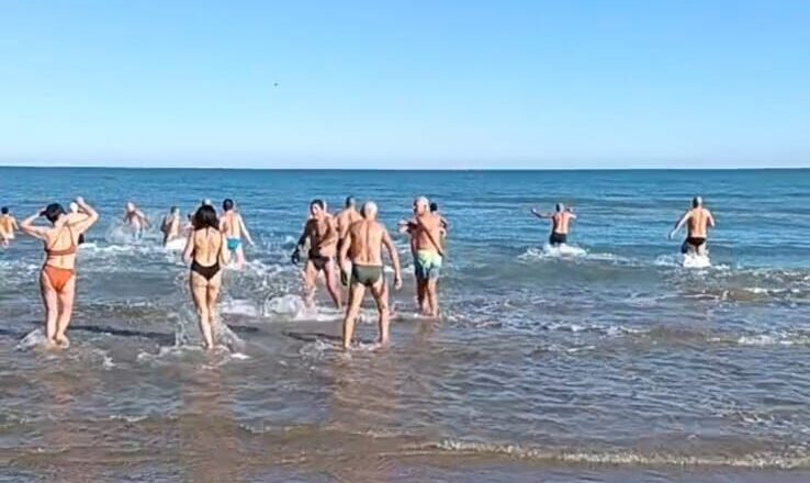 Vasto Marina, tradizione rispettata con il tradizionale tuffo in mare