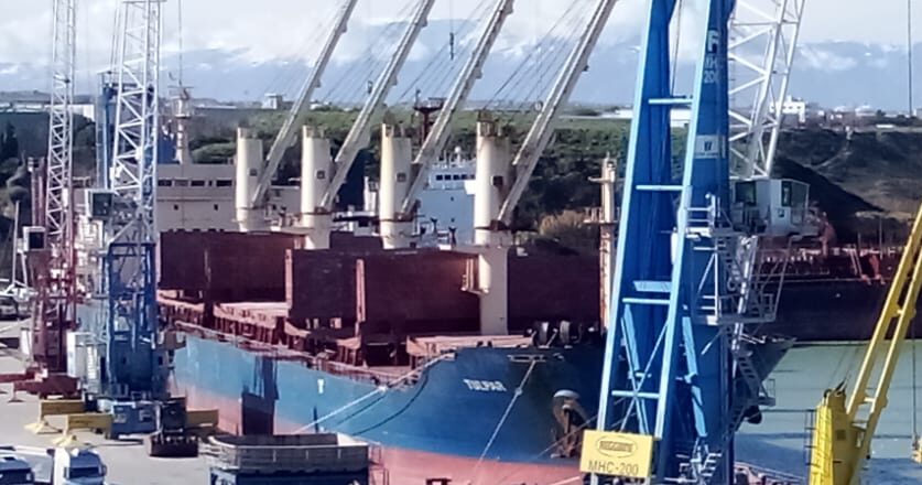 Al porto di Vasto approda una maxi bulk carrier. Scaricate in banchina quasi 20 mila tonnellate di merce