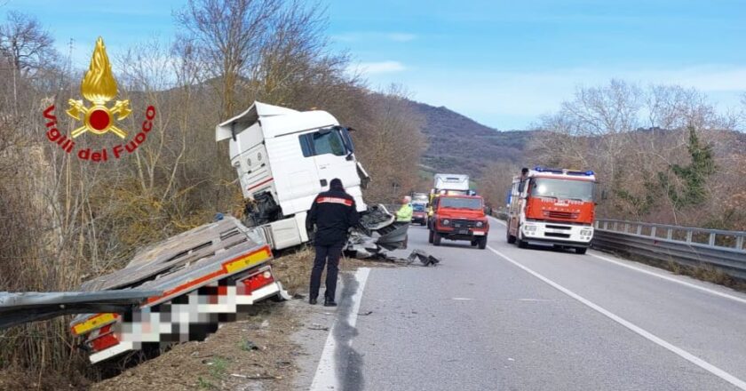 Scontro auto-tir sulla Trignina, due i feriti