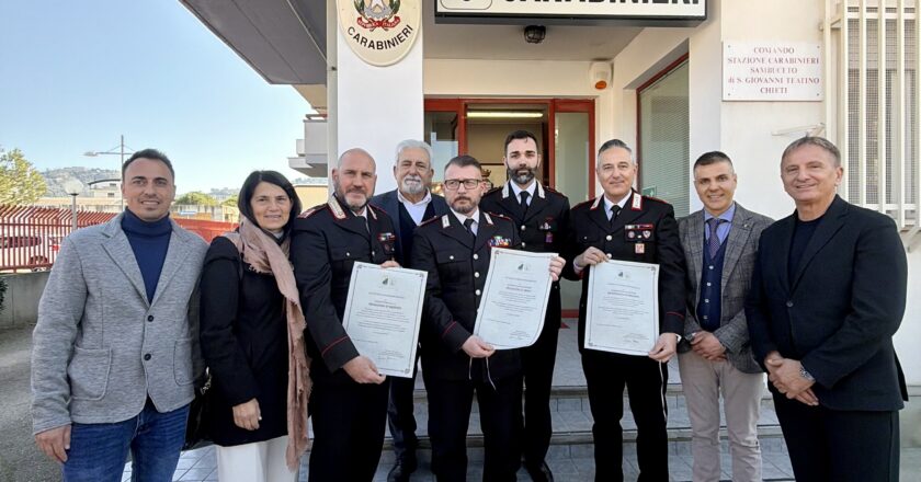 Difendere gli anziani significa difendere la dignità: pergamene ai Carabinieri per il recupero dei 40mila euro