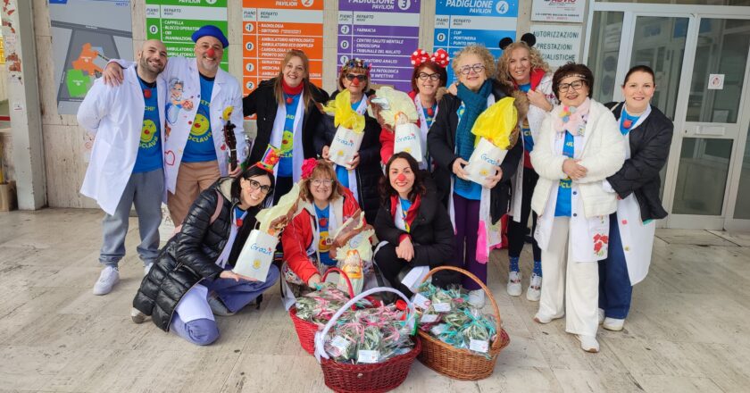 Un ramoscello, un sorriso: la carezza della Ricoclaun in ospedale