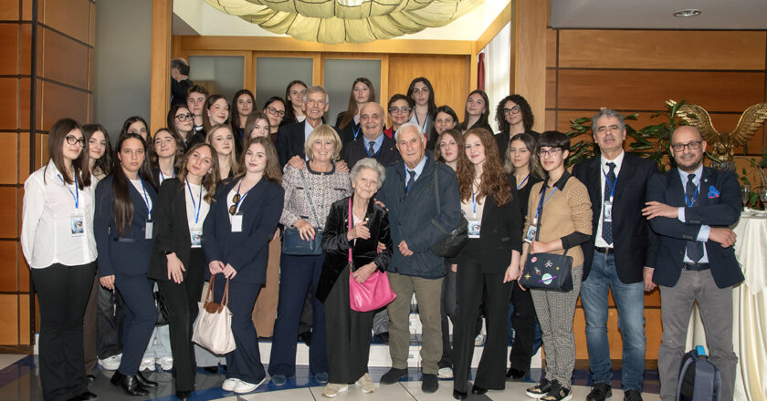“Studentesse Palizzi-Mattei e Pàntini-Pudente di Vasto alla conferenza su leadership femminile in aerospazio a Palazzo Aeronautica”.