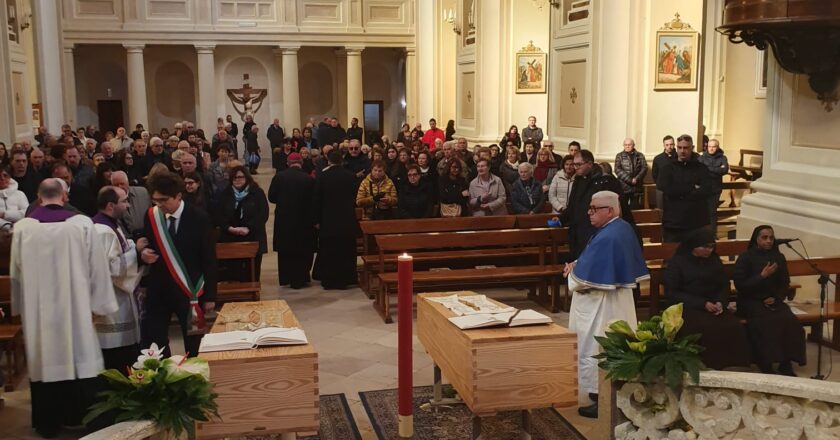 Vasto, in tanti ai funerali di don Gino Smargiassi e don Decio D’Angelo