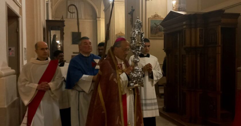 Vasto, si è rinnovata la tradizione della Sacra Spina. Tanti i fedeli a Santa Maria Maggiore