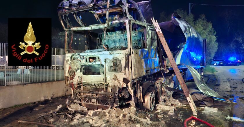San Salvo, a fuoco un mezzo pesante. Illeso l’autista. Non si registrano feriti