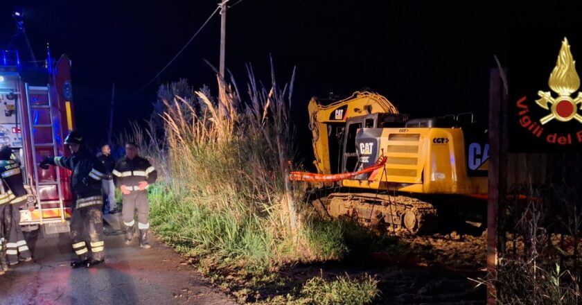 Vasto, un escavatore è andato in fiamme