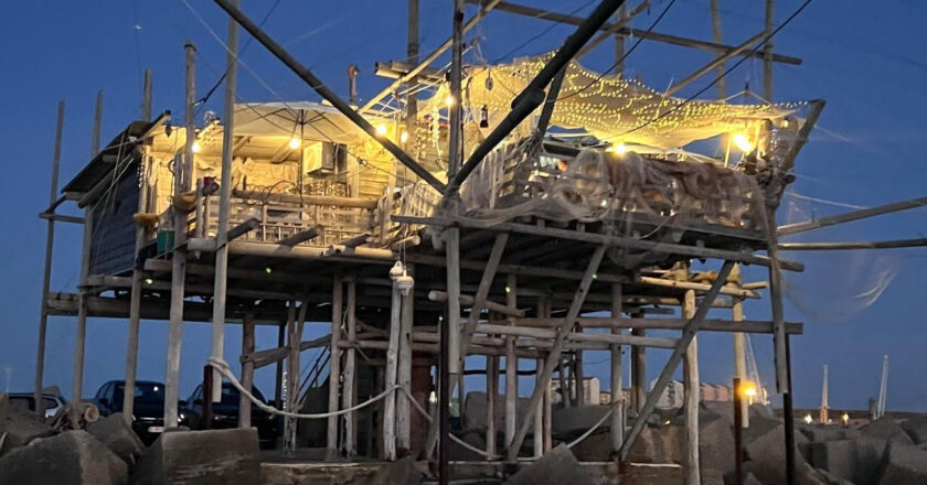 A Vasto c’è il Trabocco Puntamare, sospeso tra l’azzurro del cielo e il verde smeraldo dell’Adriatico