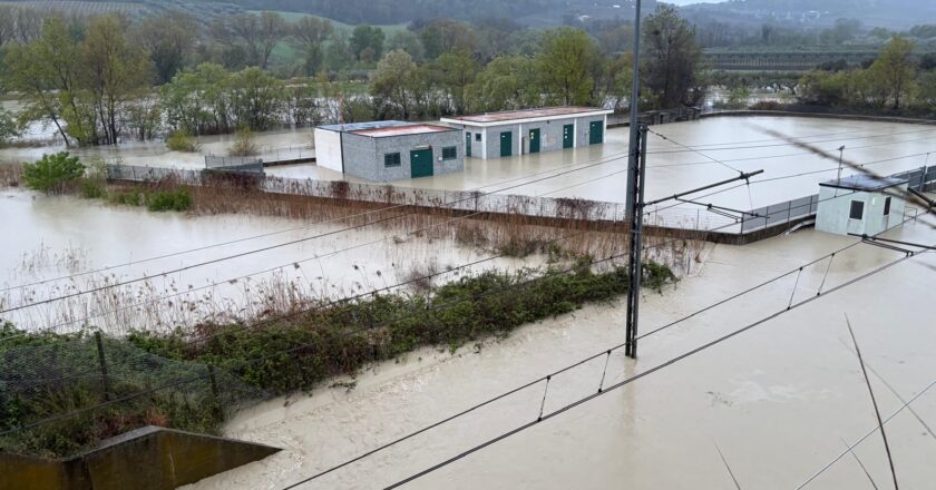 Rfi, maltempo. Circolazione sospesa sulla linea Adriatrica per esondazione fiume