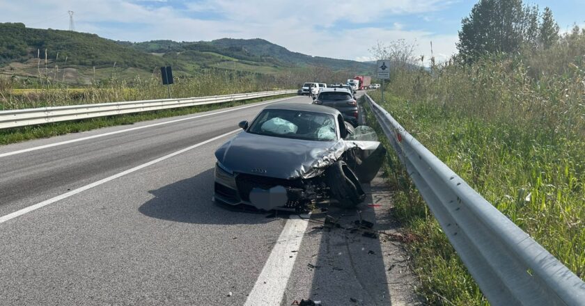 Scontro auto tir sulla Trignina