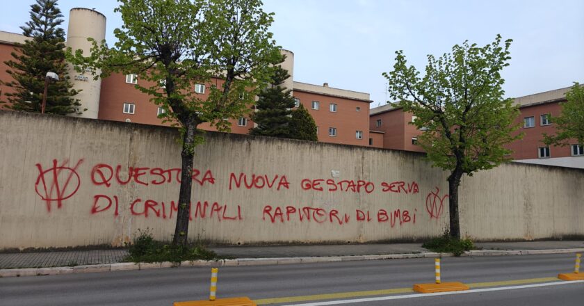 Scritte contro le istituzioni, il centrosinistra di Vasto: «Clima alimentato da una certa destra. C’è una strategia politica precisa, irresponsabile e pericolosa»