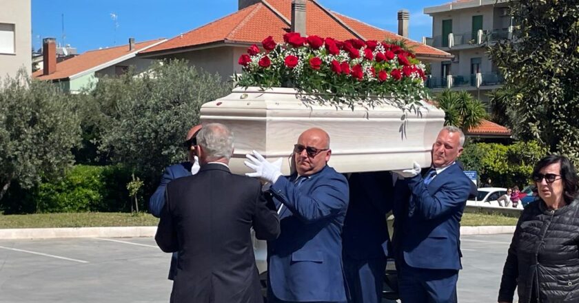 Vasto, lacrime e silenzio al funerale di Andrea Sciorilli