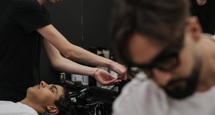 A San Salvo è tornato il barbiere di paese