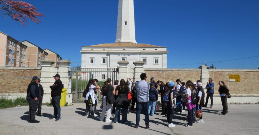 La Paolucci “salpa” verso Punta Penna. Insieme per la Giornata Nazionale del Mare: i nostri ragazzi alla scoperta di fari, trabocchi e Capitaneria!