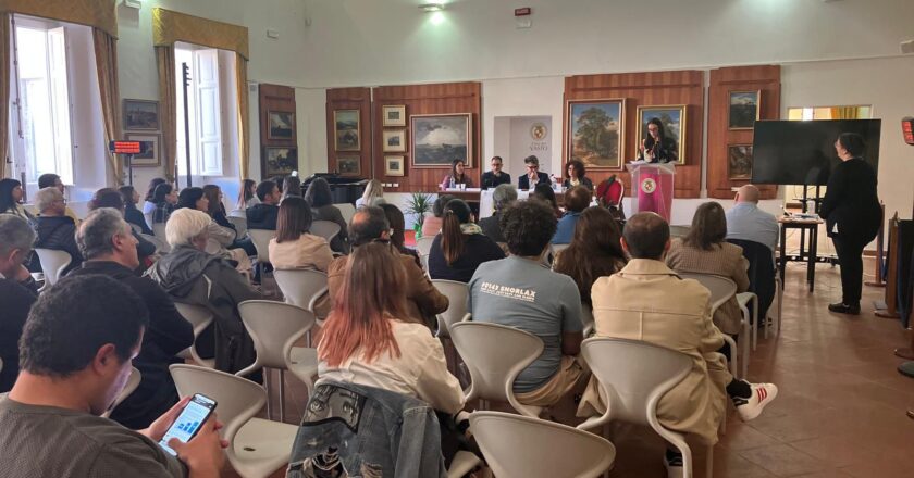 Presentato a Palazzo d’Avalos il libro “7 Primavere – Lettera d’amore alla diversità”, Menna: «Occasione per rafforzare il senso di comunità e promuovere cultura dell’ascolto»