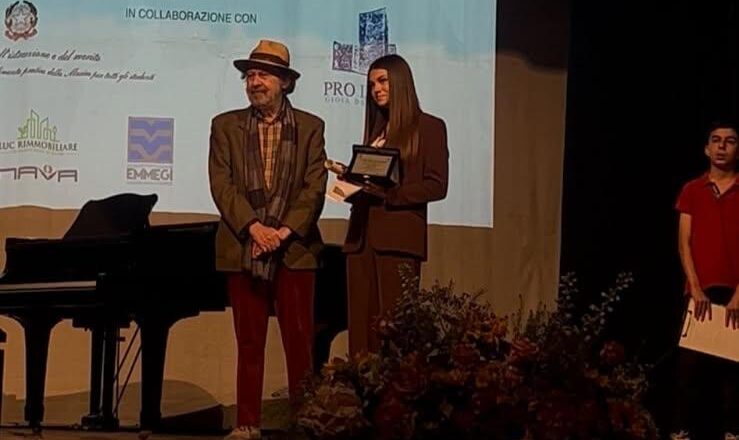 Le congratulazioni di Francesco Menna ad Aurora Rossi per la vittoria in un concorso di poesia nazionale