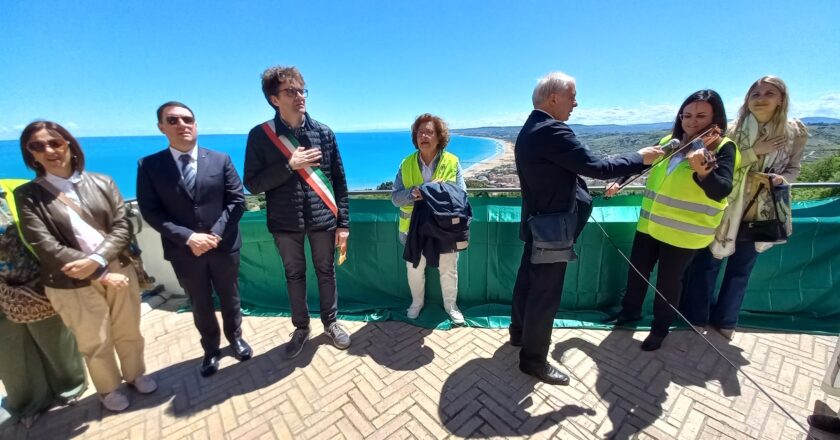Vasto, inaugurata l’opera in maiolica della Loggia Amblingh