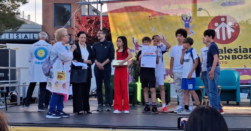 Premiazione del concorso Ricoclaun “Sconnessi in Salute. Se li Ami Sconnettili!”. Premiate cinque classi delle scuole medie di Vasto sul palco del Festival “Due Note a Vasto”