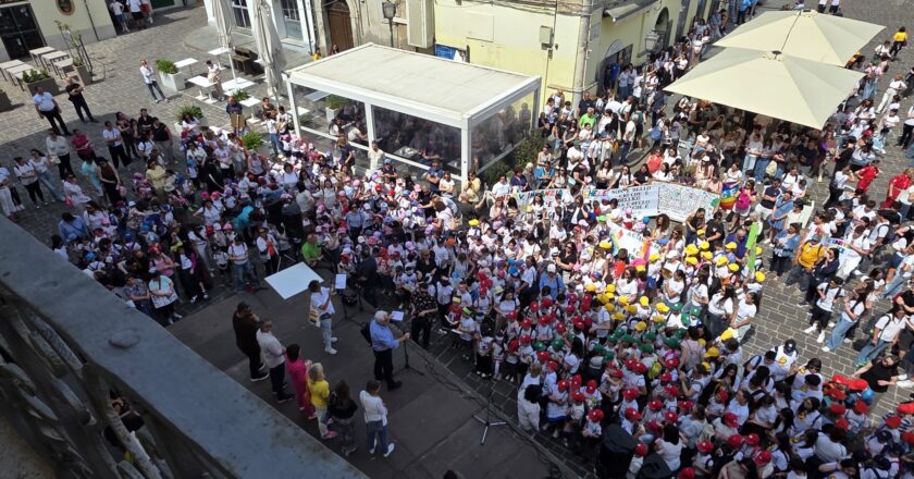 Centinaia di giovani hanno accolto la Lampada di Assisi, simbolo del “Giro d’Italia per la Pace”