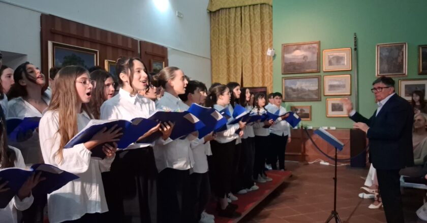 Una Pinacoteca di Palazzo d’Avalos gremita ha tributato un lunghissimo applauso al Concerto di Fine Anno Scolastico della Scuola Secondaria di Primo Grado “R. Paolucci”.