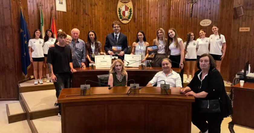 Nuoto artistico, Gaia e Giorgia Cupaioli premiate dal Sindaco Menna