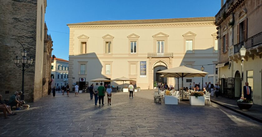 Vasto, il centro storico è invaso dalle bici. “Sono un pericolo per i pedoni”