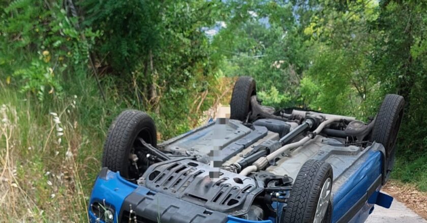Palmoli, auto si ribalta in contrada Girarda: conducente trasportata in ospedale per accertamenti
