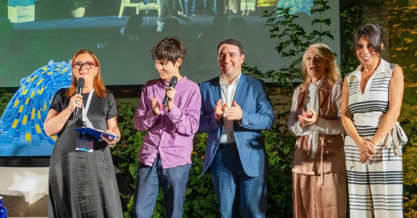 La terza serata del Vasto d’autore, un incontro intenso e ricco di emozioni. Protagonisti della serata la filosofa ๐ ๐ถ๐ฐ๐ต๐ฒ๐น๐ฎ ๐ ๐ฎ๐ฟ๐๐ฎ๐ป๐ผ e lo scrittore ๐ ๐ฎ๐๐๐ฒ๐ผ ๐ฃ๐ผ๐ฟ๐ฟ๐