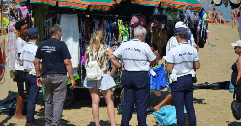 Controlli straordinari sul lungomare di San Salvo: sequestri e sanzioni agli ambulanti abusivi