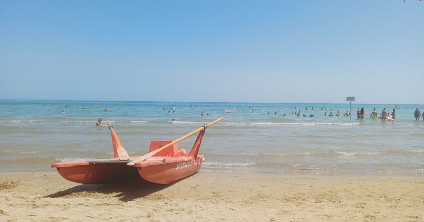 Ombrelloni chiusi e lettini vuoti, il caldo condiziona l’estate della costa vastese