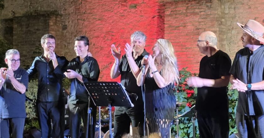 Fernanda D’Ercole Canta Mina, pienone nei Giardini Napoletani di Palazzo D’Avalos