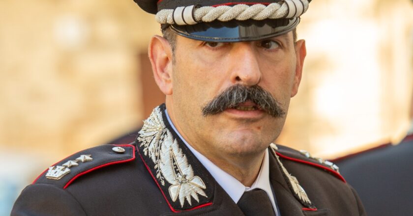 Vasto, ai saluti il tenente colonnello dei carabinieri Mario Giacona. Andrà in Sicilia
