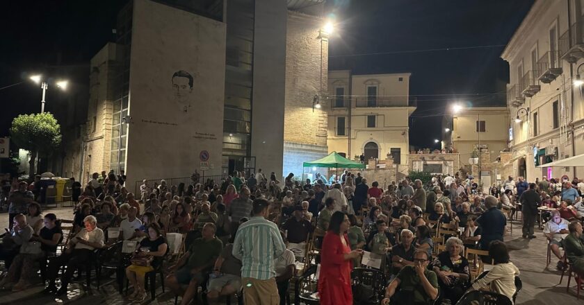 Scerni, pubblico e ottimo umore per la commedia dialettale “Na sòre di màje”