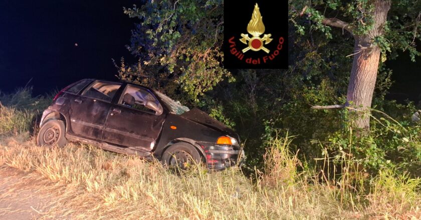 San Buono, auto esce fuori strada e si schianta contro un albero. Un ferito