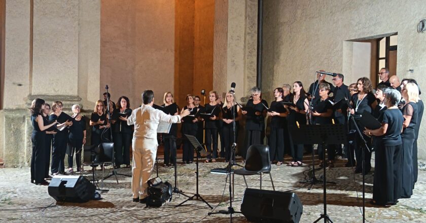 “Sotto la stessa luna’: nel Cortile d’Avalos una serata di musica, solidarietà e memoria