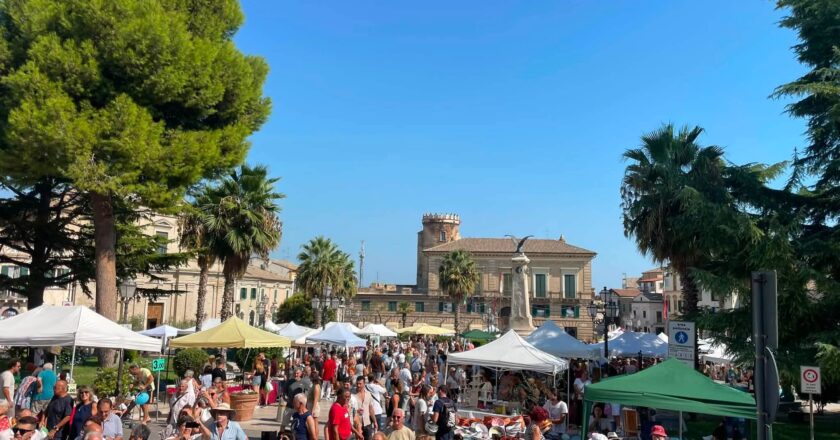 La 𝗙𝗲𝘀𝘁𝗮 𝗱𝗶 𝗦𝗮𝗻 𝗥𝗼𝗰𝗰𝗼 e la 𝗦𝗮𝗴𝗿𝗮 𝗱𝗲𝗹𝗹𝗲 𝗖𝗮𝗺𝗽𝗮𝗻𝗲𝗹𝗹𝗲 sono tornate ad illuminare il nostro centro storico