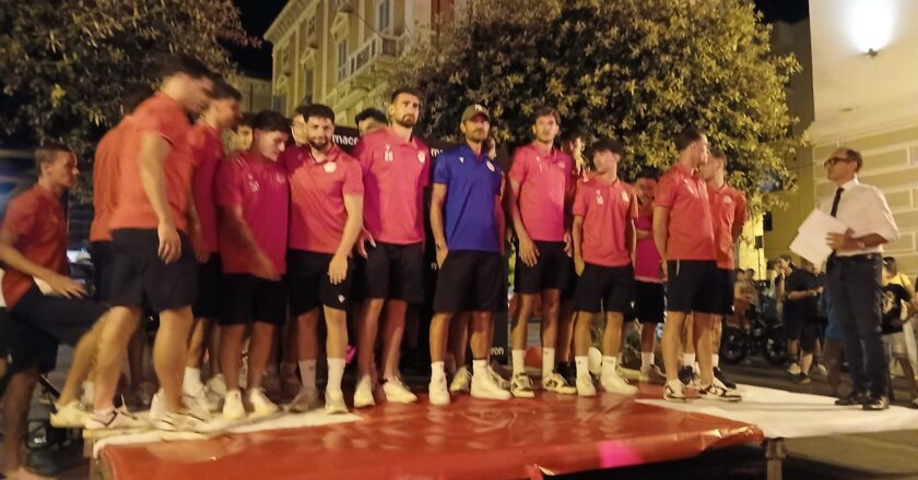 Ieri la presentazione ufficiale della Pro Vasto 2026/2027: entusiasmo e passione biancorossa nel cuore della città