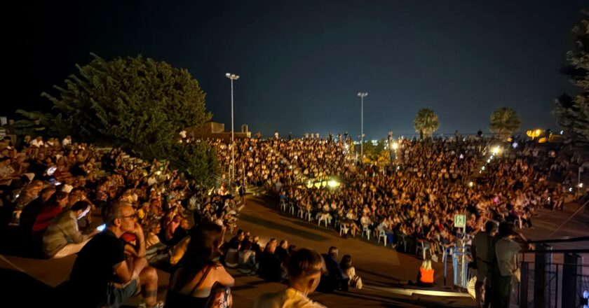 Arena Moricone stracolma per gli amici del teatro. Nicola Della Gatta: “Il dialetto entusiasma per la sua genuinità”