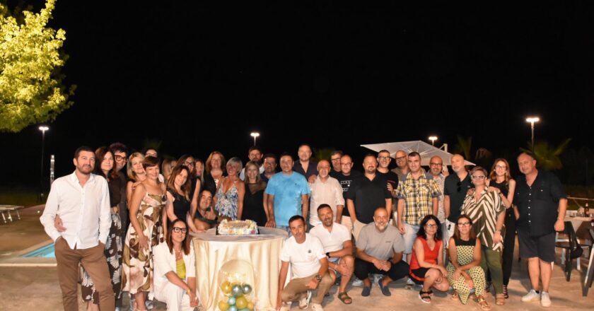 Scerni: la Classe del 1976 festeggia lo storico traguardo dei 50 anni tra emozioni, musica e convivialità