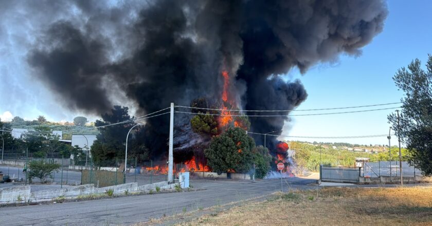 Incendio nel capannone di Cupello, è caccia all’innesco