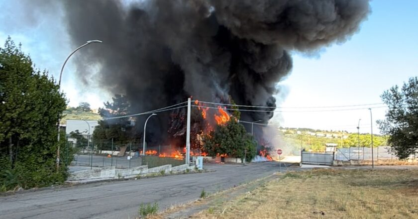 Incendio nella zona industriale di Cupello: a fuoco un capannone dismesso