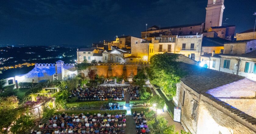 Vasto, il 17 agosto il grande appuntamento con “Avitabile & Servillo Duets” per la XXI edizione di Musiche in Cortile