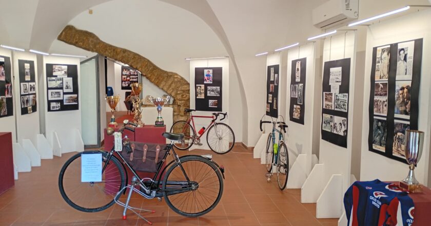 Si chiude oggi a Palazzo D’Avalos la mostra per i 50 anni del Ciclo Club