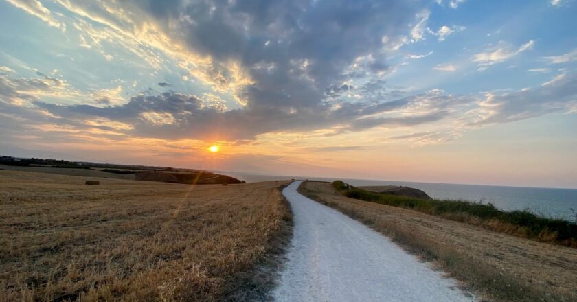 Ecco la Pedalata dell’eclissi di Sole da Vasto Marina a Punta Aderci: nuovo evento a cura di Borracce di poesia